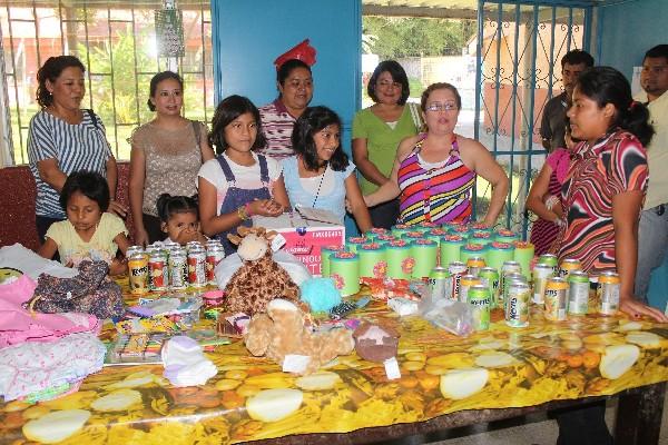 autoridades de  la Dideduc  entregan obsequios a niñas,  en albergue de  Mazatenango.