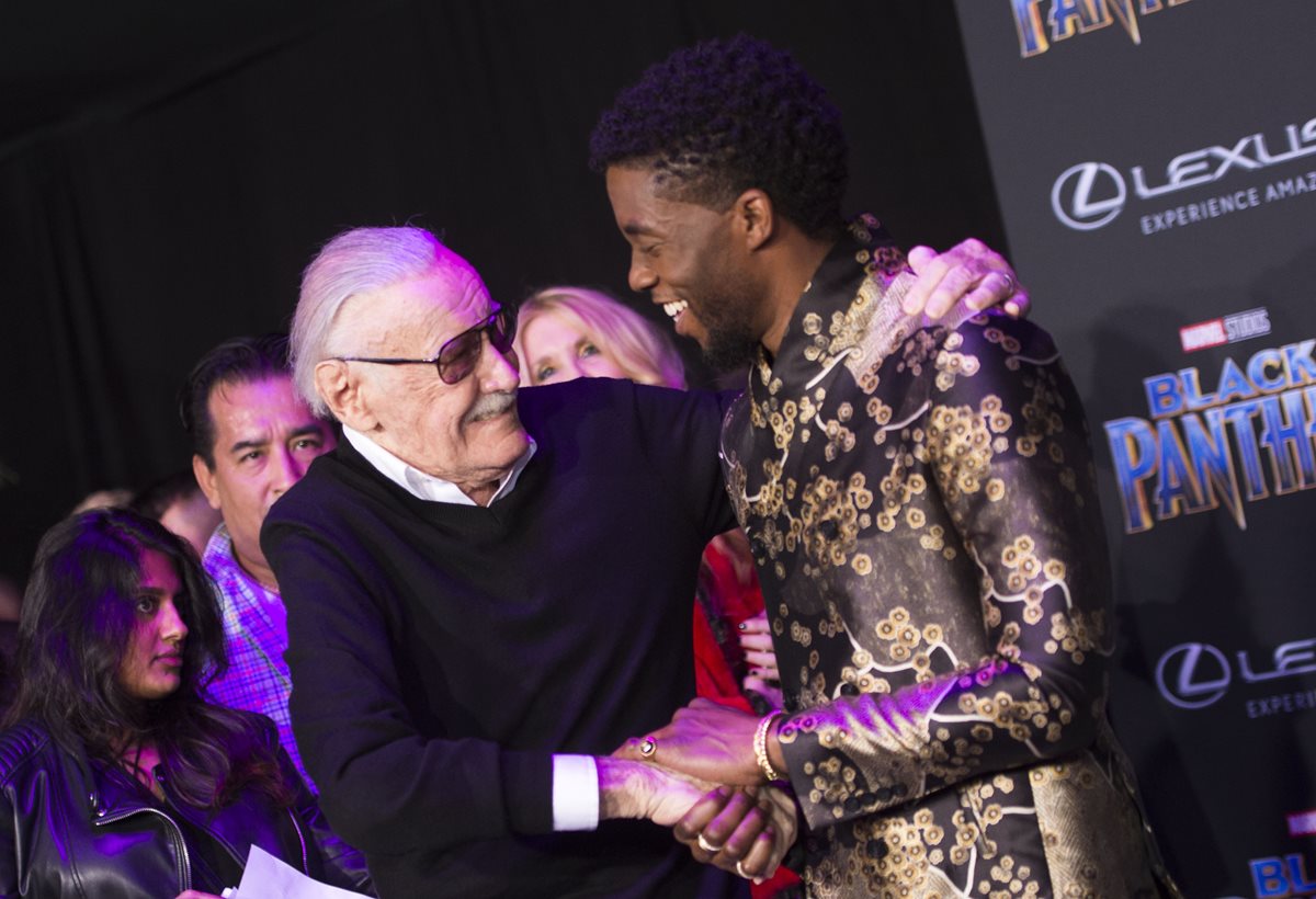 El lunes Stan Lee apareció en la alfombra roja del estreno de la película Pantera negra, y el miércoles fue hospitalizado de emergencia, lo que alarmó a sus seguidores. (Foto Prensa Libre: AFP)