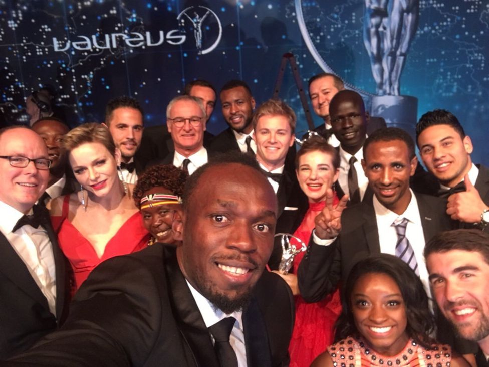 El selfie de Usain Bolt en los Premios Laureus. A la derecha de la imagen (izquierda de Bolt) se pueden observar en dirección opuesta a las agujas del reloj a Simone Biles, Michel Phelps, los deportistas del equipo olímpicos de refugiados Yonas Kinde, Ramis Anis y Yiech Pur Biel, el dueño de los Cachorros de Chicago Thomas S. Ricketts, la esgrimista paralímpica Beatrice Vio, el piloto Nico Rosberg, el capitán del Leicester Wes Morgan y su técnico Claudio Ranieri, el entrenador de la sub12 del Barcelona Sergi Milà, los príncipes de Mónaco, Albert y Charlene y Tegla Loroupe, jefa de misión del equipo de refugiados. (@LaureusSport / Twitter)