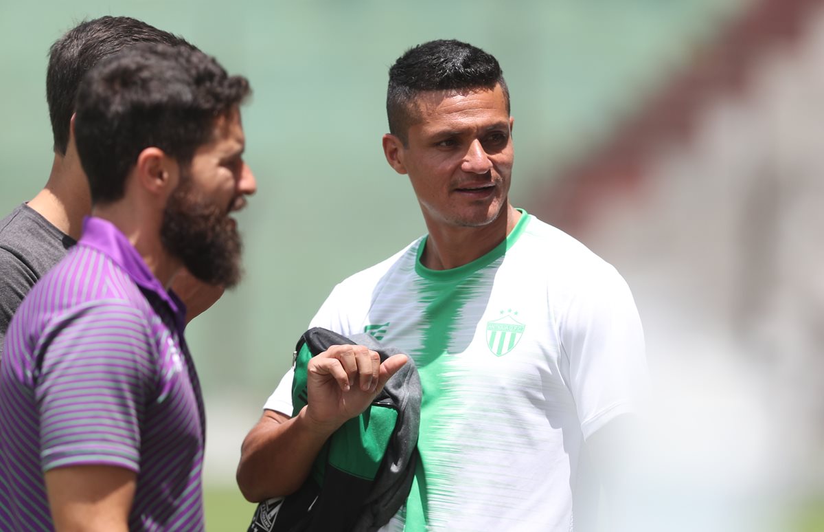 Jairo Arreola sale del estadio Pensativo, después de haber finalizado el entrenamiento respectivo de este jueves. (Foto de Francisco Sánchez).