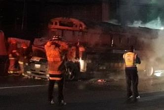 Bomberos sofocaron el incendio rápidamente. (Foto Prensa Libre: PMT de Villa Nueva)