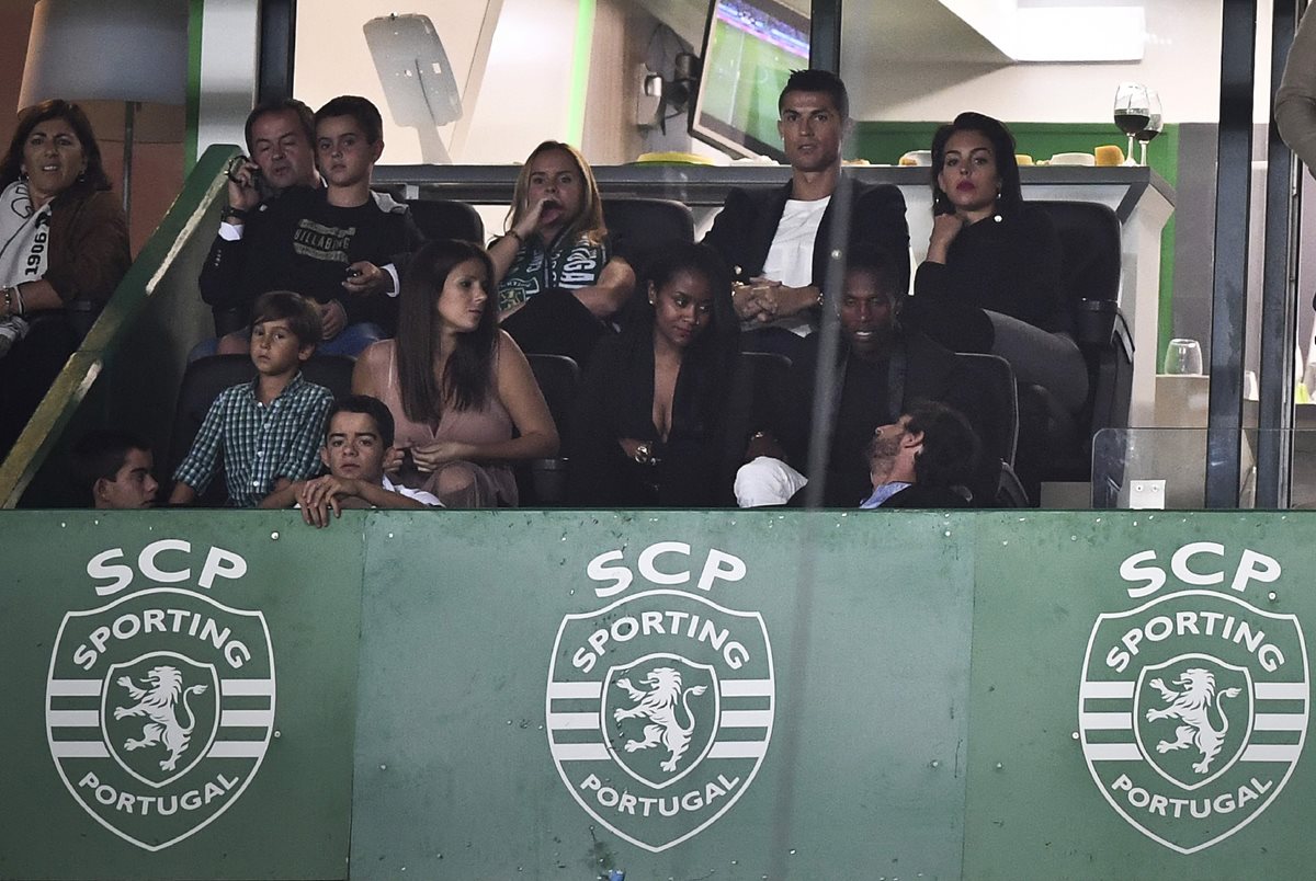 Cristiano Ronaldo y su novia, Georgina Rodríguez, observan el encuentro entre el Sporting CP y el Tondela en el estadio Jose Alvalade. (Foto Prensa Libre: AFP)