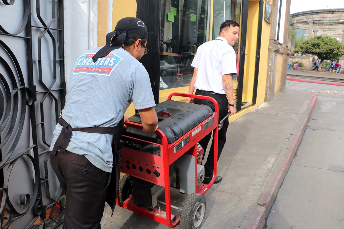 Uno se los servicios que vecinos y empresarios de Xela señalan de ineficientes es el de energía eléctrica. (Foto Prensa Libre: Carlos Ventura).