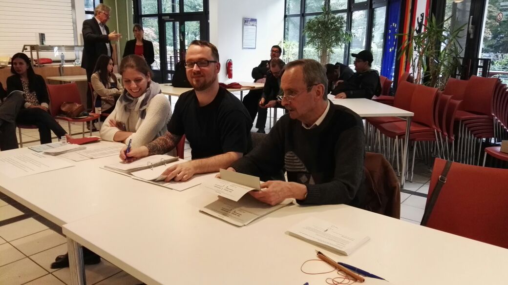 Mesa de votaciones instalada en la Universidad de Artes de Berlín. (Foto Prensa Libre: EFE)