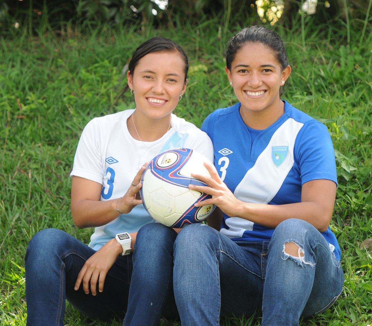 Marilyn Rivera y Waleska Castañeda posaron para TodoDeportes en el Proyecto Goal. (Foto Prensa Libre: Jeniffer Gómez)