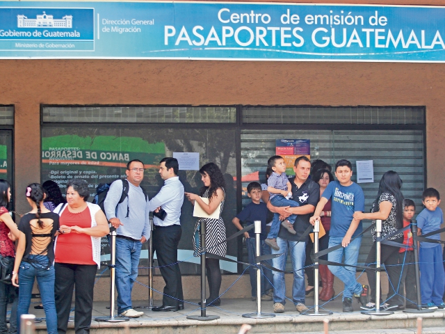 En  centros de emisión, Migración entrega un promedio de mil 500 pasaportes todos los días. Se necesita documento de identificación, boleto de ornato y pago en el  banco.