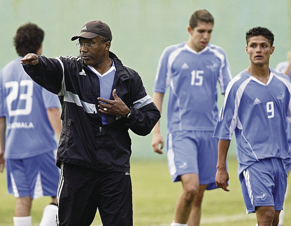 Fotografía de archivo donde se muestra al técnico tico Rodrigo Kenton dar instrucciones a los jugadores durante un entreno de la Selección Sub 20 de Guatemala. (Foto Prensa Libre: Hemeroteca)