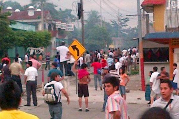 Un grupo de vecinos bloquea el jueves último la ruta entre Malacatán y la cabecera para denunciar los cortes de energía. (Foto Prensa Libre: Alexander Coyoy) <br _mce_bogus="1"/>