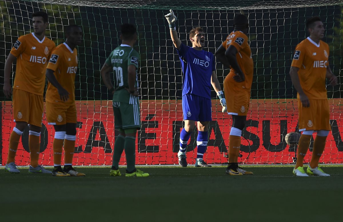 Iker Casillas ha ido escribiendo su historia en el Porto. (Foto Prensa Libre: AFP)