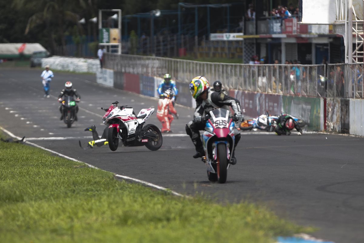 Las motos se dirigieron al público y periodistas que cubrían el evento deportivo. (Foto Prensa Libre: Norvin Mendoza)