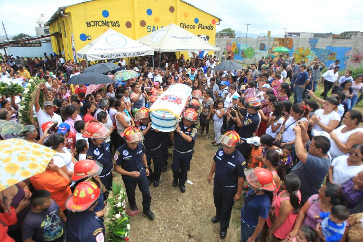 Los restos de Jimmy son trasladados para un homenajen en la escuela donde estudiaba. (Foto Prensa Libre: Esbin García)