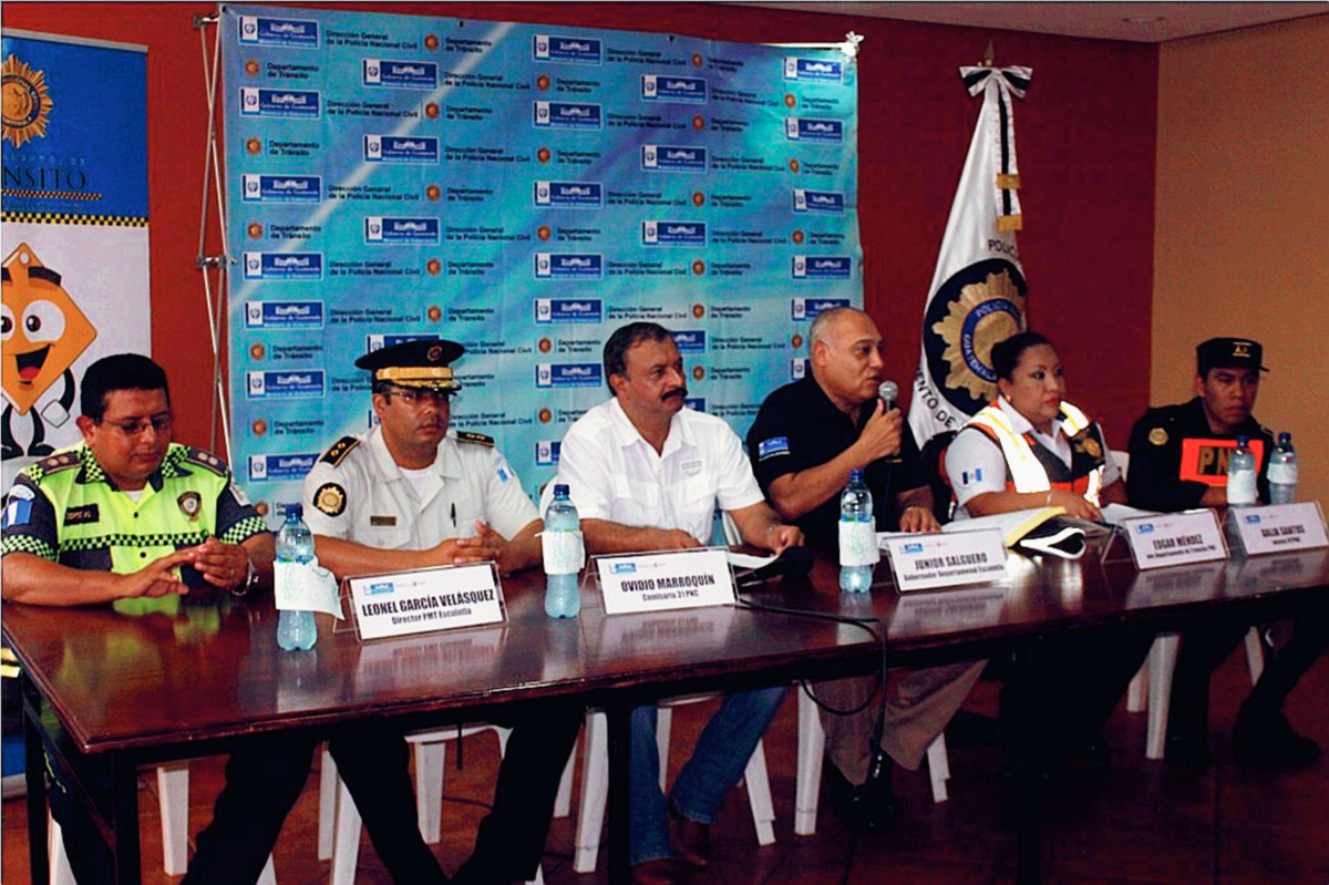 Autoridades informan del plan de seguridad vial, en Escuintla. (Foto Prensa Libre: Melvin Sandoval)