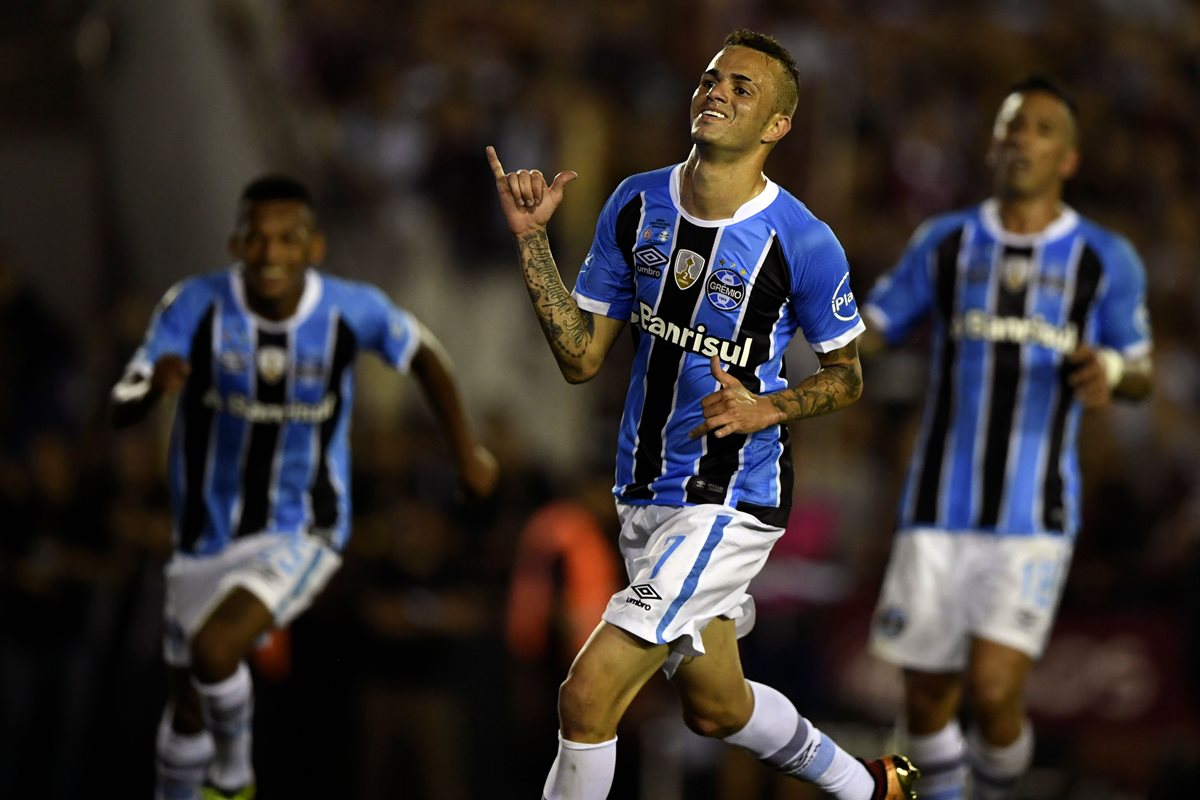 Luan, delantero del Gremio, celebra luego de marcar esta noche en en el estadio Ciudad de Lanús. (Foto Prensa Libre: AFP)