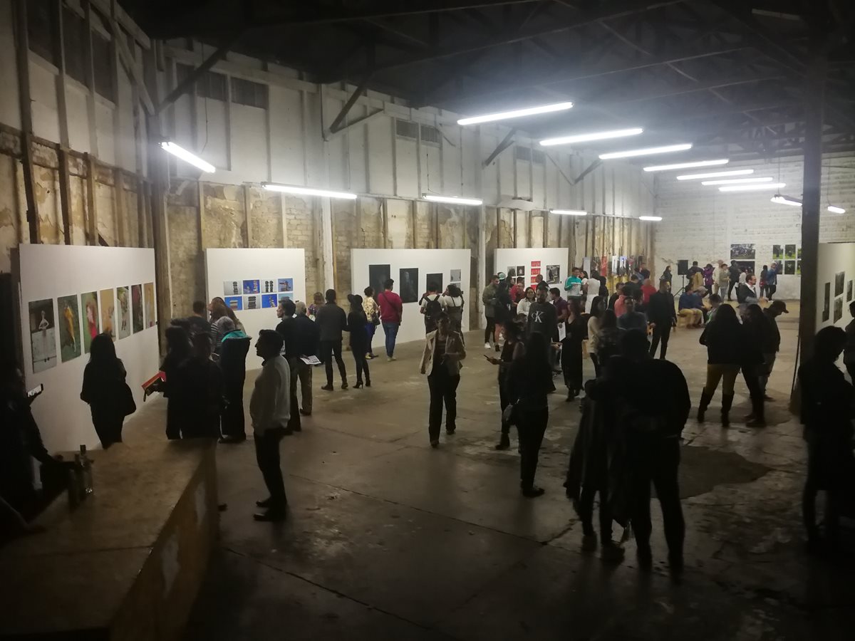 Más de 100 voluntarios participaron para recibir a los visitantes en el primer día de GuatePhoto, en su cuarta edición. Entre los espectadores se encontraban personas de diferentes nacionalidades y también guatemaltecos del interior de la república. Foto Prensa Libre: Ingrid Reyes.