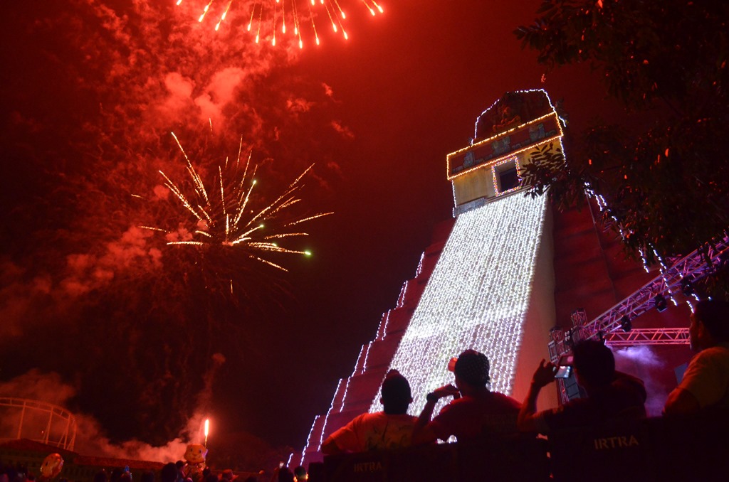 Encienden miles de luces por la época navideña en Xetulul, en el Irtra de Retalhuleu. (Foto Prensa Libre: Jorge Tizol)