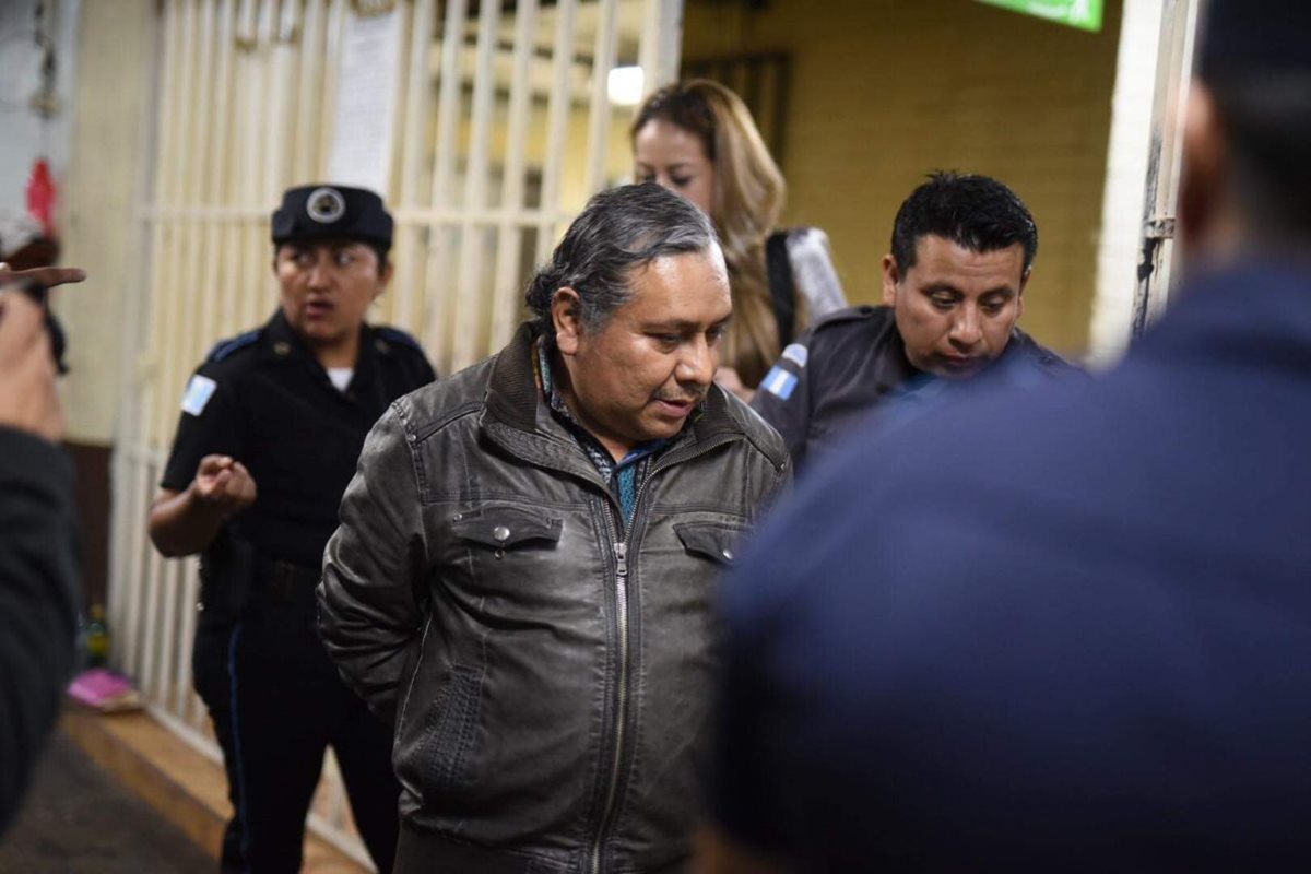 Pedro Esquina Tziná al finalizar la audiencia. (Foto Prensa Libre: Carlos Hernández).