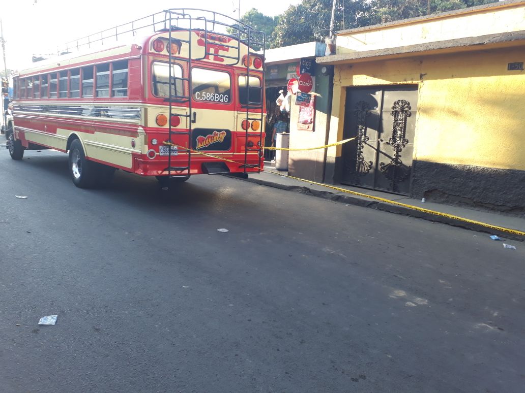 Lugar donde se registró el ataque armado contra el piloto de un bus en San Raymundo. (Foto Prensa Libre: Bomberos Voluntarios).