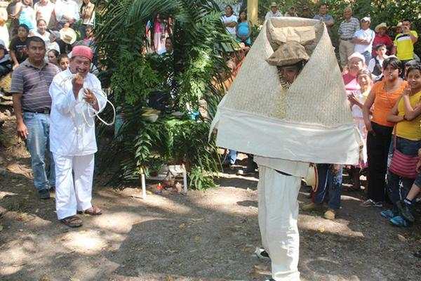 La danza del torito pinto fue presentada en Quezaltepeque. (Foto Prensa Libre: Edwin Paxtor)<br _mce_bogus="1"/>