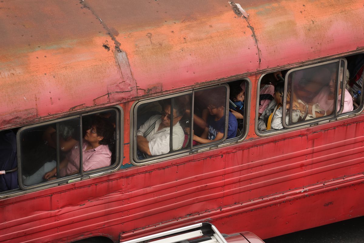 Unidad de transporte urbano luce en mal estado. (Foto Prensa Libre: Érick Ávila)