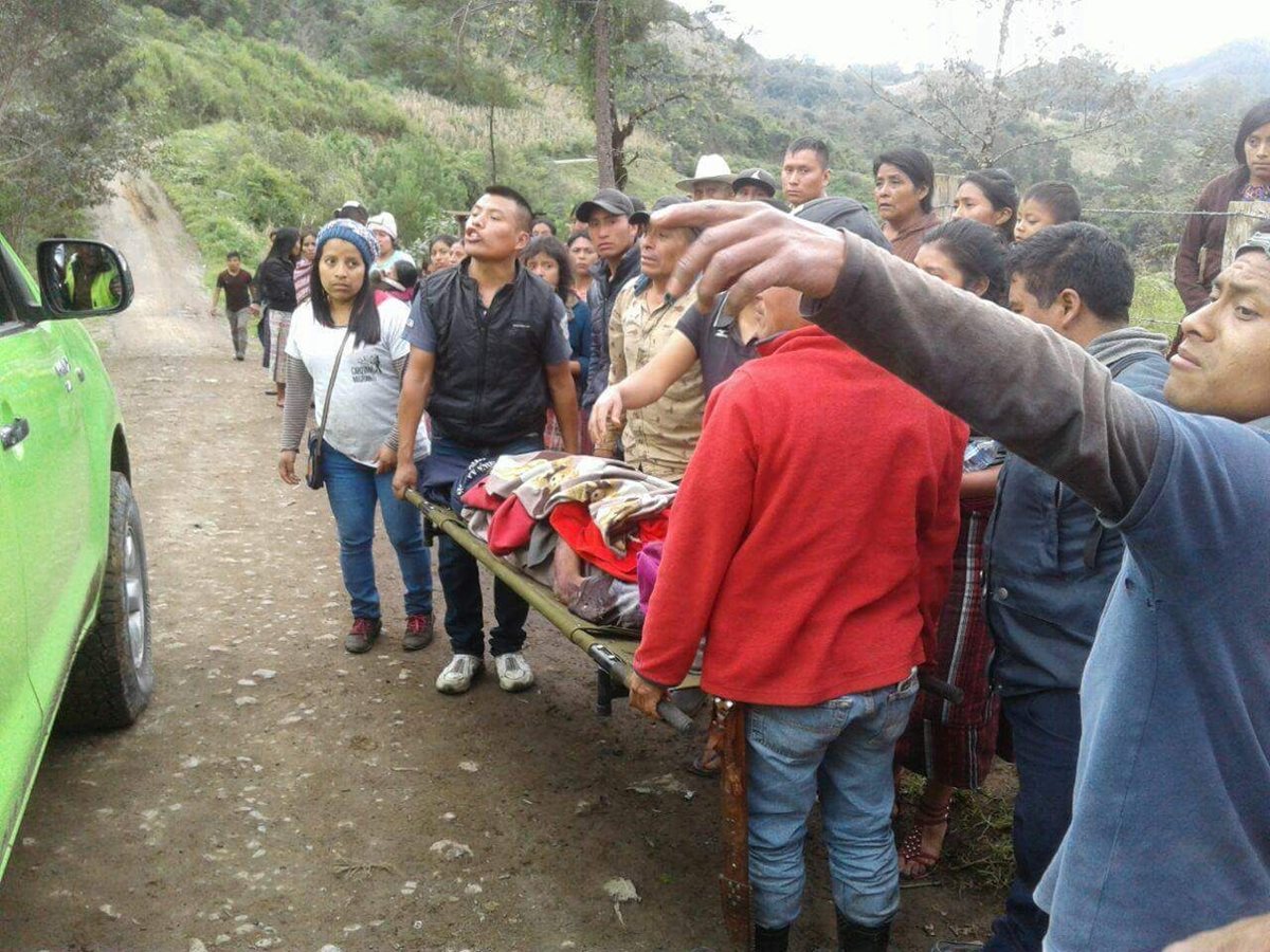 Los heridos fueron llevados al Hospital Nacional de Nebaj, Quiché. (Foto Prensa Libre: Héctor Cordero)