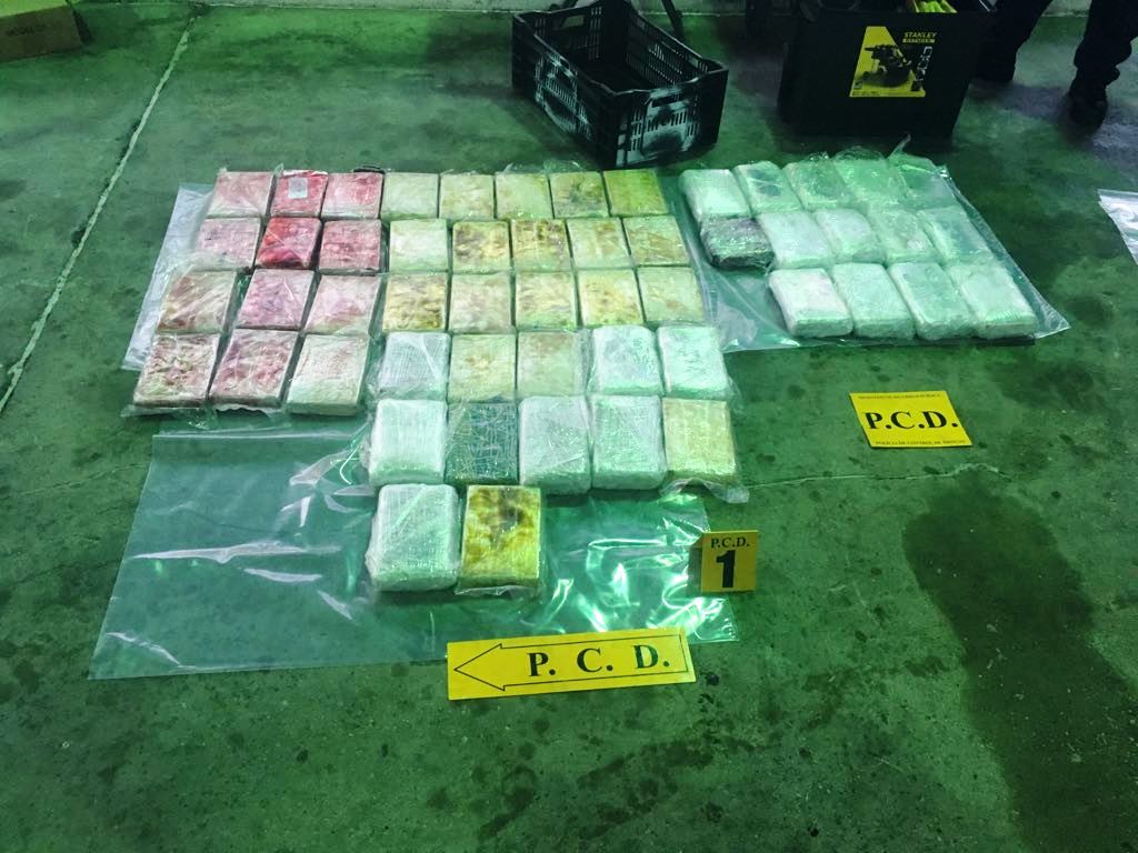 En un camión el guatemalteco ocultaba los 53 kilos de cocaína. (Foto Prensa Libre: @seguridadcr)