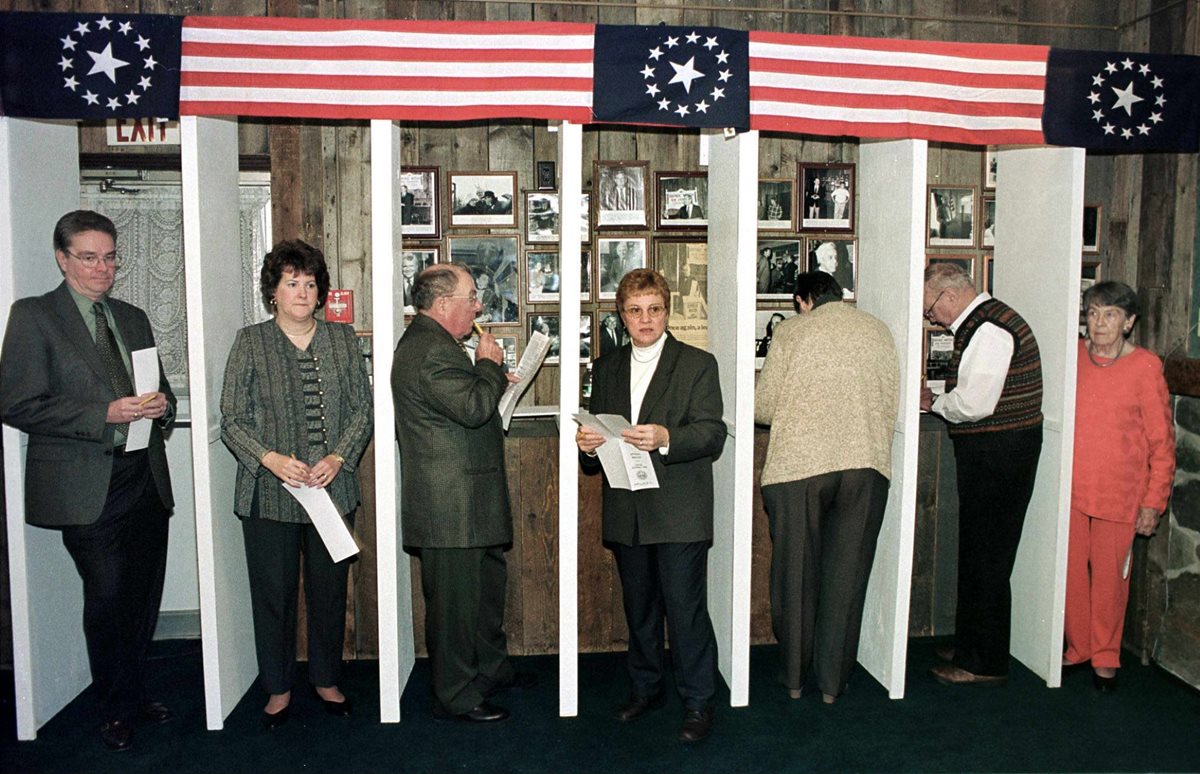 Electores en el estado de New Hampshire durante el proceso electoral del año 2000. (Foto: AFP)