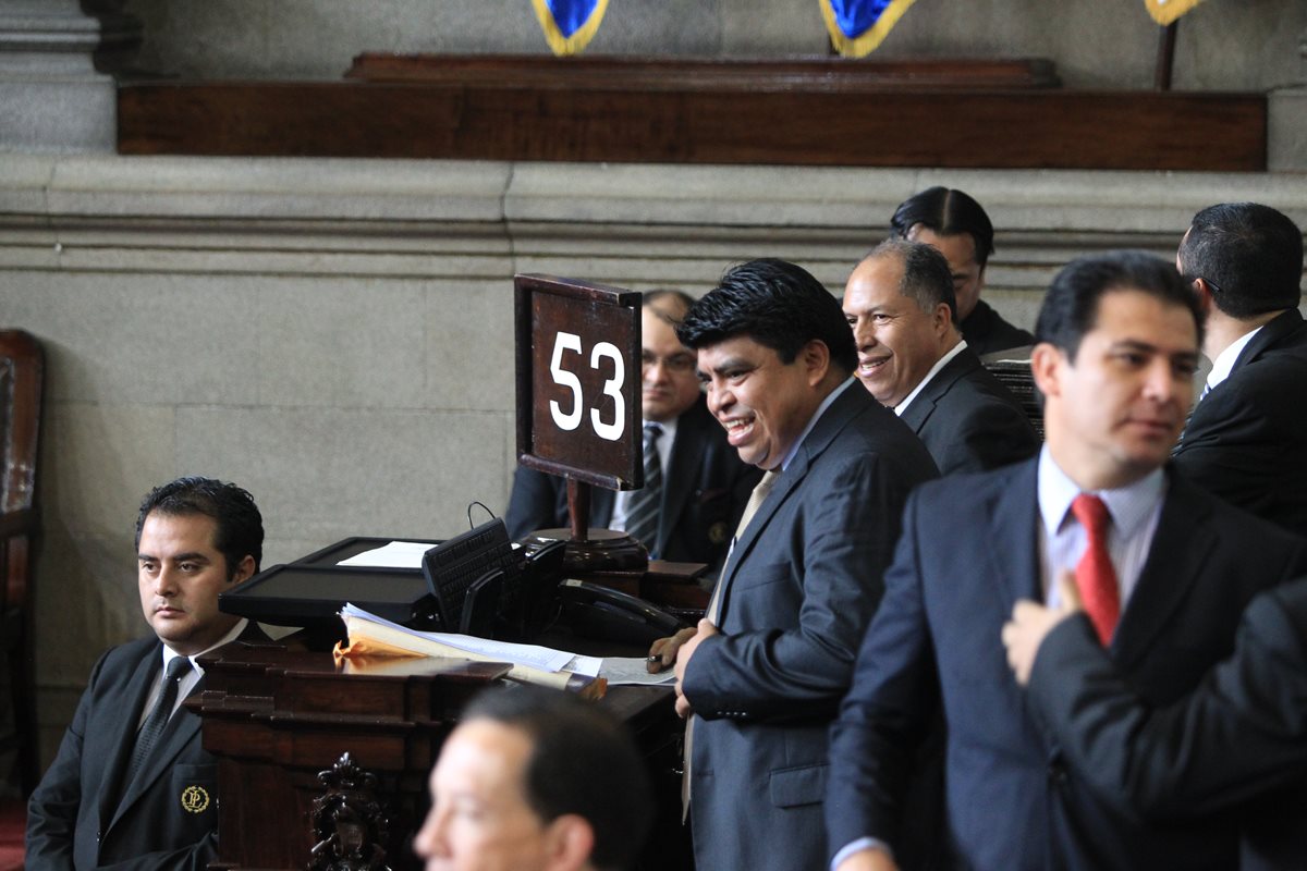 Retoman uso de tablas en para el conteo de asistencia en el hemiciclo durante la primer sesión extraordinaria de diciembre.(Foto Prensa Libre: Esbin García)