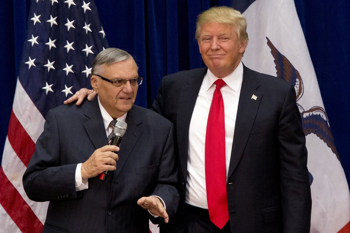 Donald Trump está acompañado por Joe Arpaio,(i) en mitin en Marshalltown, Iowa.(Foto Prensa Libre: AFP).