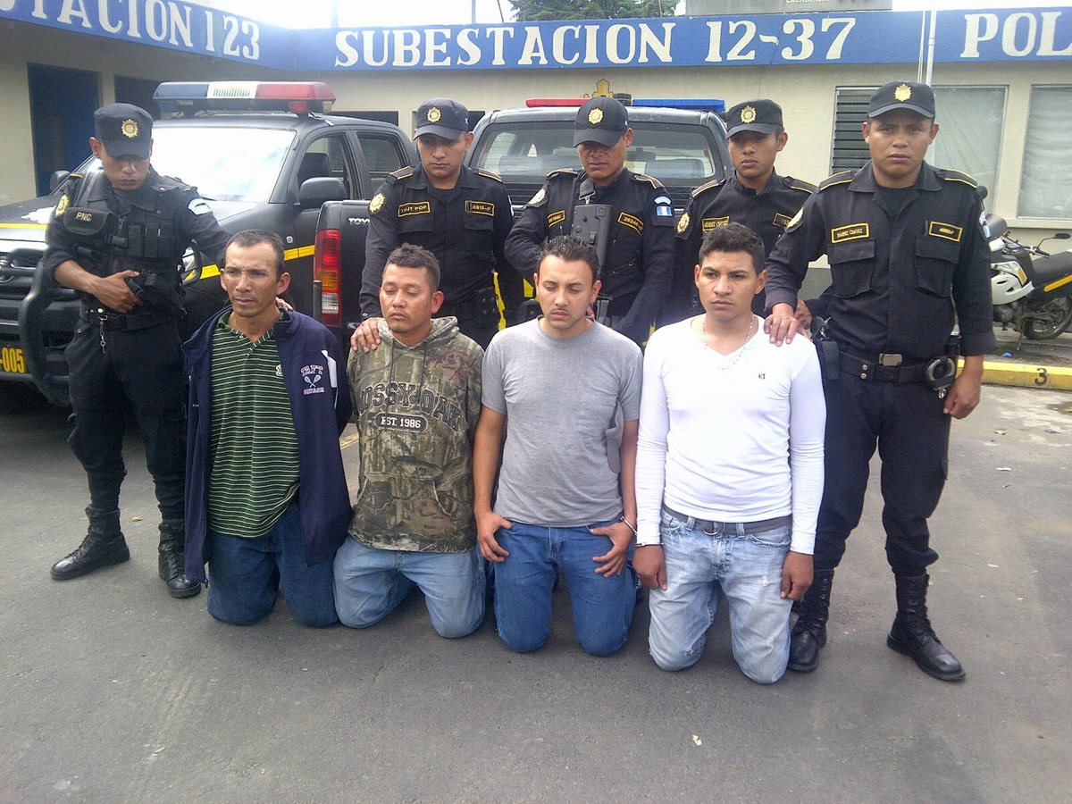 El grupo de falsos policías fue capturado en el kilómetro 17.5 de la ruta al atlántico.(Foto Prensa Libre: PNC)