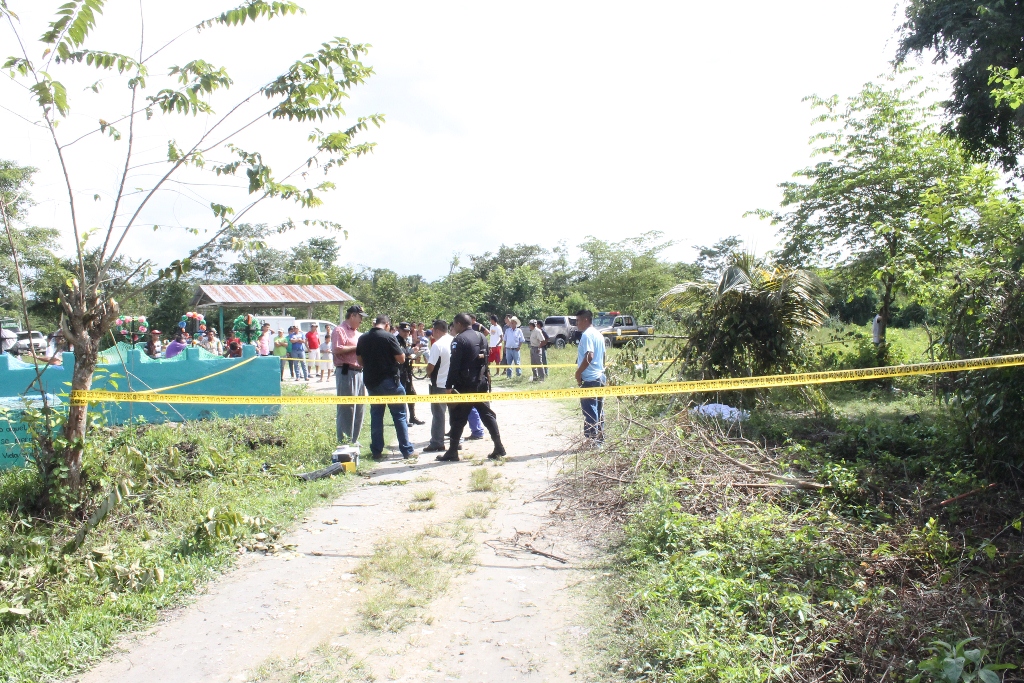 Autoridades resguardan el lugar donde murió baleado Edwin Carrillo, en Dolores, Petén. (Foto Prensa Libre: Walfredo Obando).