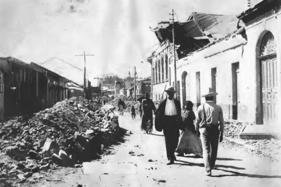 Aspecto de la 5ª. avenida y 17 calle de la zona 1 después de los sismos que hace un siglo destruyeron la ciudad de Guatemala. Al fondo se aprecia el Castillo de San José, hoy Museo Militar.