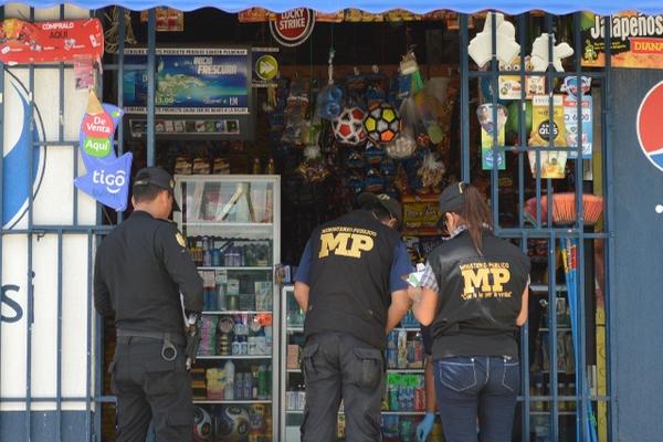 Investigadores del Ministerio Público examinan el lugar donde murió baleada Catarina Sontay, en Zacapa. (Foto Prensa Libre: Julio Vargas).