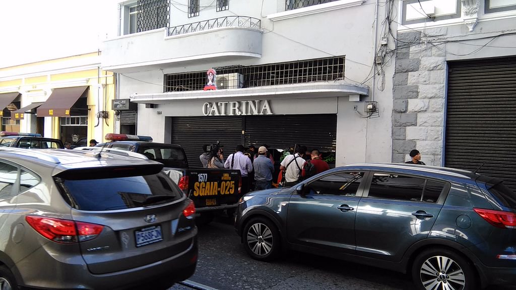 Agentes policiales antinarcóticos allanan la discoteca Katrina, ubicada en ka 7a. avenida y 10a. calle, en la zona 1. (Foto Prensa Libre: José Manuel Patzán)