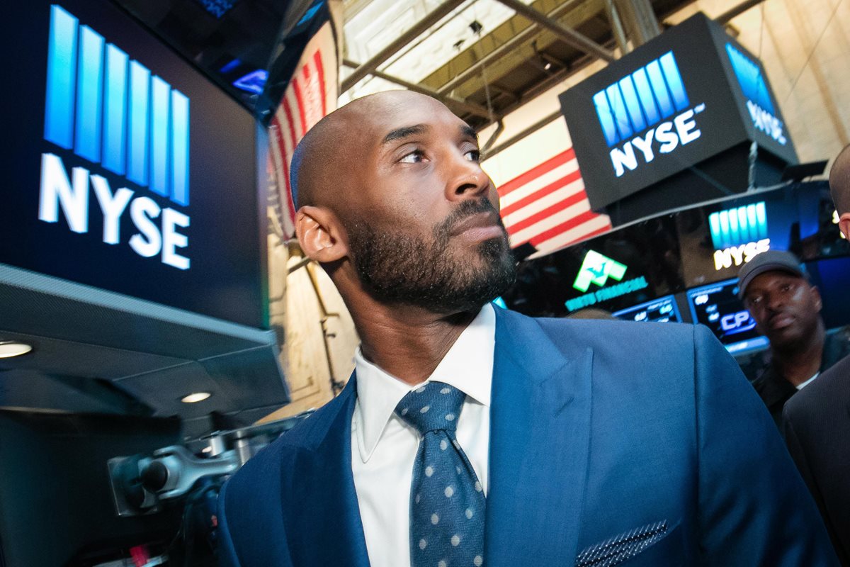 Kobe Bryant recibe un homenaje por parte de los Lakers. (Foto Prensa Libre: AFP)