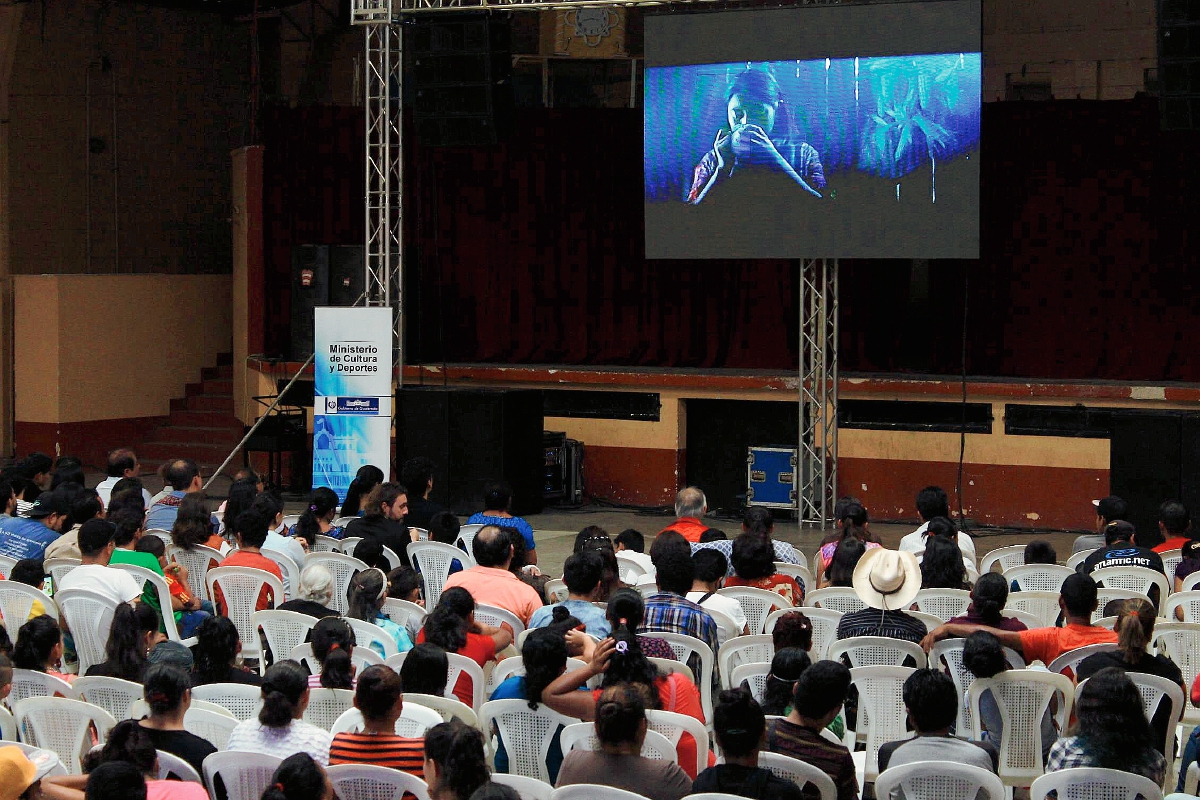 Vecinos de San Vicente Pacaya, Escintla, se reunieron en el salón Municipal de esta localidad para ver la película Ixcanul, película que se filmó en ese lugar. (Foto Prensa Libre: Enrique Paredes).