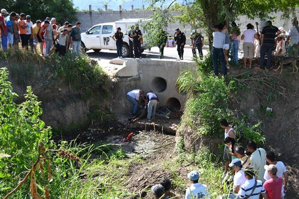 Investigadores de Zacapa levantan el cadáver de Willian Estuardo Ruiz. (Foto Prensa Libre: Érick de la Cruz).