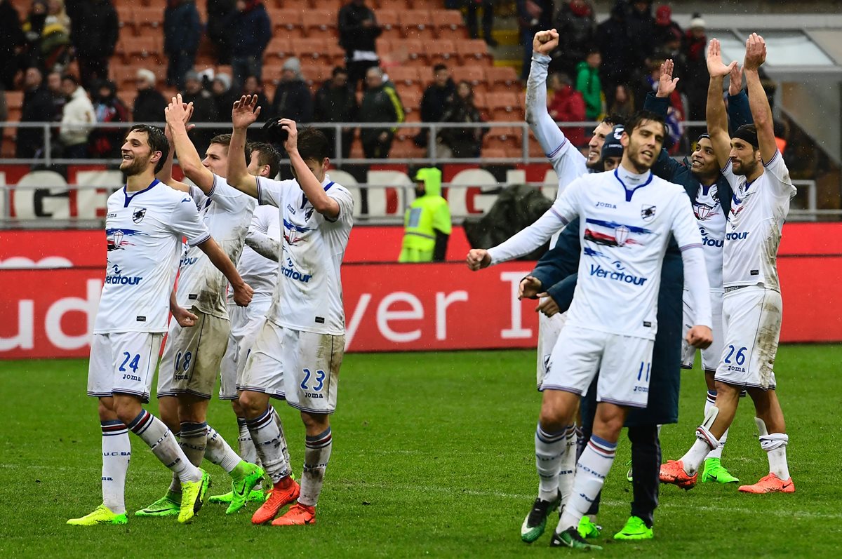 Los jugadores de la Sampdoria celebran el triunfo frente al Milan. (Foto Prensa Libre: AFP)