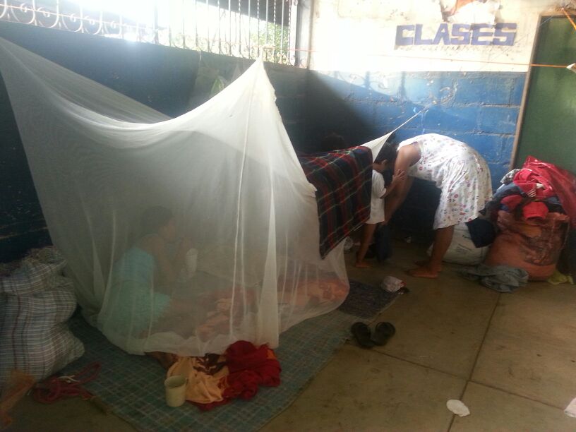 Una de las familias afectadas por inundaciones, es albergada en la escuela de la aldea El Rosario, en Champerico, Retalhuleu. (Foto Prensa Libre: Rolando Miranda)