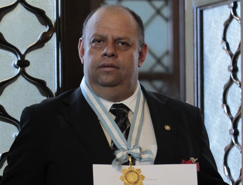 Vinicio Pazos es galardonado en la ceremonia. (Foto por Carlos Hernández)