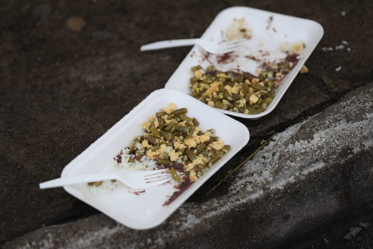 Durante su paso por Guatemala, los migrantes hondureños fueron recibidos con alimentos, ropa, agua y lugares para que pasaran la noche. (Foto Prensa Libre: Óscar Rivas)