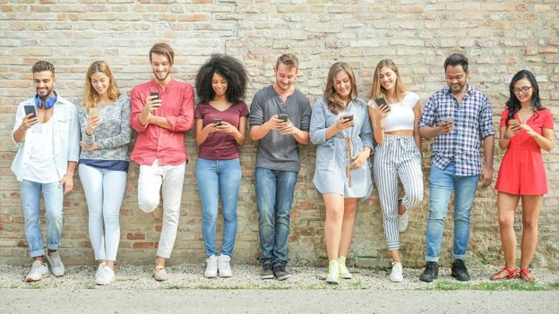 Los teléfonos inteligentes han permitido conectar a personas separadas por kilómetros de distancia y acceder a aplicaciones de bajo costo que ayudan en el aprendizaje de una lengua. (GETTY IMAGES)