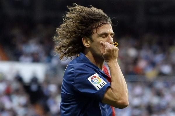 El defensa y excapitán del Barcelona, Carles Puyol se despide de la afición. (Foto Prensa Libre: AS Color)<br _mce_bogus="1"/>