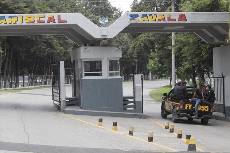 En la Brigada Militar Mariscal Zavala, zona 17, se habilitó un centro carcelario, ante el gran número de capturados por casos de corrupción en el Estado y otros. (Foto, Prensa Libre: Hemeroteca PL)