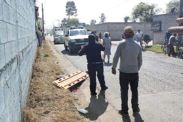 Bomberos observan  cadáver de Donis.