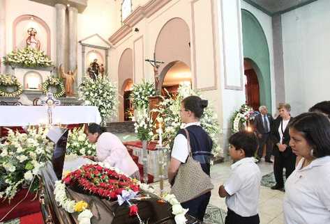 El padre Bartolomé Ambrosio es velado en la iglesia Divina Providencia, zona 8.