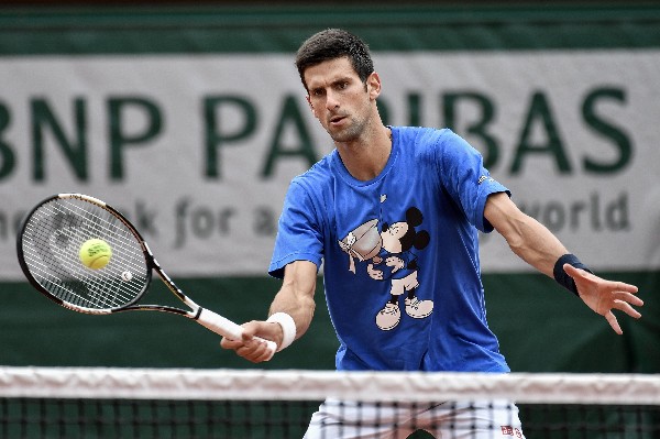 Novak Djokovic, número uno del mundo, expresó estar tranquilo para afrontar de Francia. (Foto Prensa Libre: AFP).