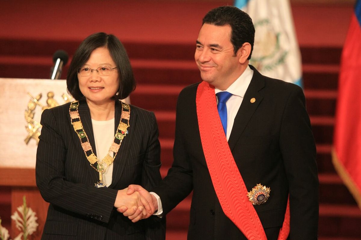 Presidenta de Taiwán Tsai Ing-wen, y el presidente Jimmy Morales en un acto oficial en el Palacio Nacional de la Cultura. (Foto Prensa Libre: Esbin García)