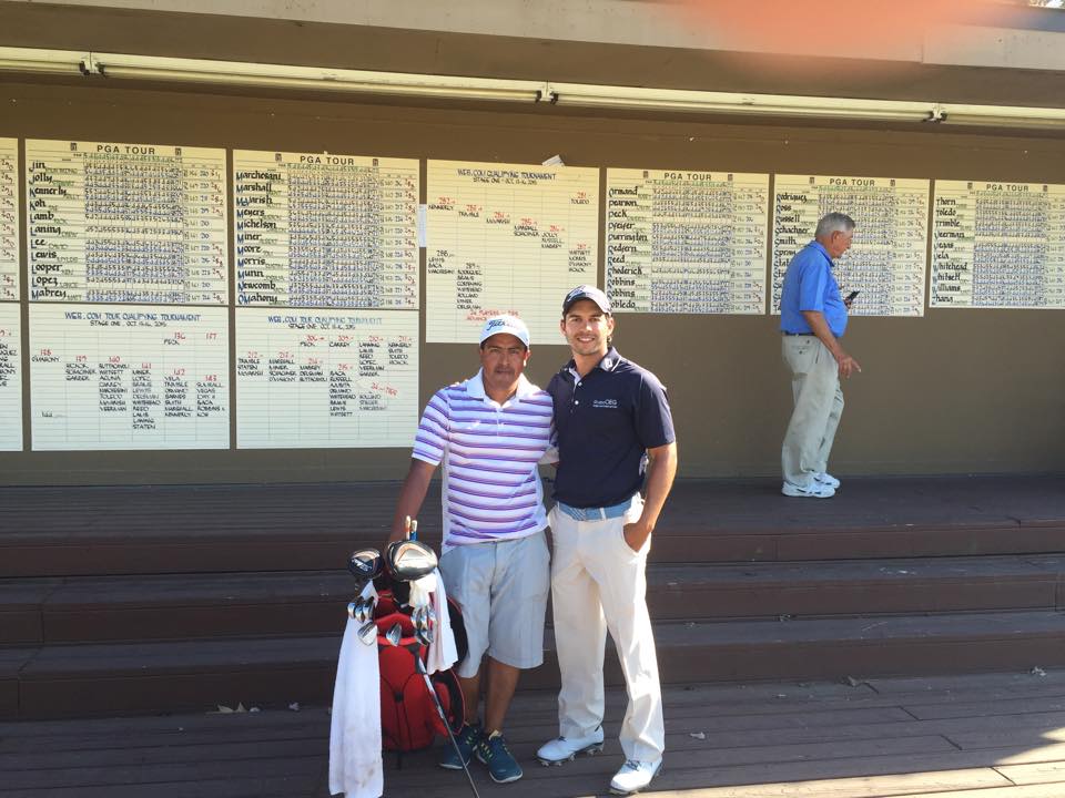 José Toledo posa con su caddie Renato Tepaz. (Foto Prensa Libre: Cortesía de José Toledo)