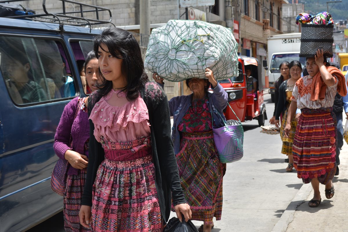 Mujeres en Totonicapán se alistan para acudir a centros de votación durante comicios generales. (Foto Prensa Libre: Lucero Sapalú)