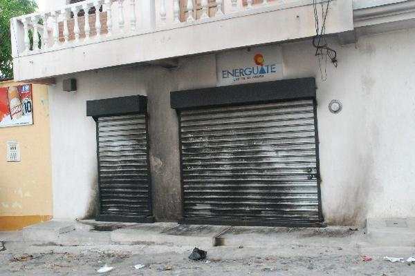 La sede de Energuate es uno  de    los tres edificios dañados  por  vecinos   molestos por los apagones, en  Estanzuela, Zacapa.